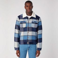 WRANGLER MĘSKA KURTKA ZIMOWA WOOL TRUCKER JACKET CAPTAINS BLUE 112341091 W4E0015076. Niebieskie kurtki męskie Wrangler, na zimę, m, bez wzorów, bez kaptura. Za 369.99 zł.