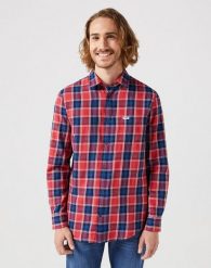 WRANGLER MĘSKA KOSZULA LS 1 PKT SHIRT RED INDIGO 112350396 W5A9017325. Czerwone koszule męskie Wrangler, m, bez wzorów, bez kołnierzyka, bez ramiączek. Za 179.99 zł.