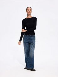 Sweter z rozcięciem - czarny. Czarne swetry klasyczne damskie Reserved, l, z dzianiny, bez kołnierzyka. Za 89.99 zł.