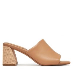 Klapki Aldo. Brązowe klapki damskie Aldo, bez wzorów, bez obcasa. Za 339.99 zł.
