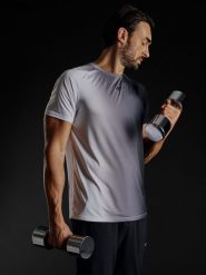 4F Koszulka treningowa szybkoschnąca męska - czarna M. Czarne t-shirty sportowe męskie 4f, m, z włókna, bez ramiączek, do biegania. Za 139.99 zł.