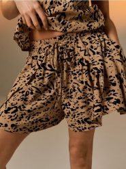 Wiskozowe szorty z kieszeniami - beżowy. Brązowe szorty damskie Sinsay, bez wzorów, z wiskozy. Za 29.99 zł.