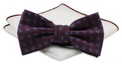 Bordowa Mucha z Białą Poszetką -CHATTIER- Męska, w Niebieski Kółka, Koła, Wzór Geometryczny. Czerwone krawaty i muchy męskie Chattier, bez wzorów, eleganckie. Za 59.00 zł.