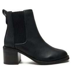 Botki Clarks. Czarne botki damskie Clarks, bez obcasa, na słupku, bez zapięcia. Za 529.99 zł.