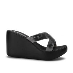 Klapki damskie na platformie Ipanema 83520 HIGH FASHION SLIDE FEM. Czarne klapki damskie Ipanema, bez wzorów, z materiału, bez obcasa, na koturnie. Za 139.99 zł.