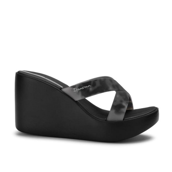 Klapki damskie na platformie Ipanema 83520 HIGH FASHION SLIDE FEM. Czarne klapki damskie Ipanema, bez wzorów, z materiału, bez obcasa, na koturnie. Za 139.99 zł.