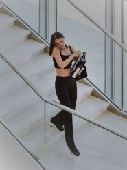 4F Legginsy w paski z rozszerzanymi nogawkami damskie - czarne XS. Czarne legginsy damskie 4f, s, bez wzorów, z dzianiny. Za 169.99 zł.