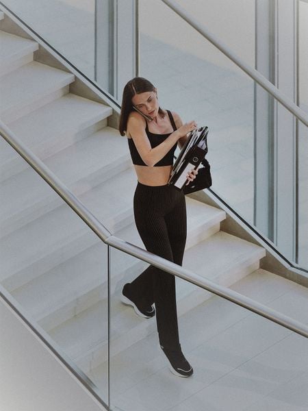 4F Legginsy w paski z rozszerzanymi nogawkami damskie - czarne XS. Czarne legginsy damskie 4f, s, bez wzorów, z dzianiny. Za 169.99 zł.