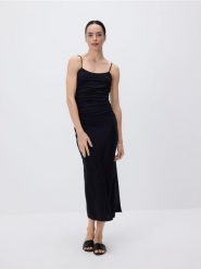 Sukienka maxi z drapowaniem - czarny. Czarne sukienki damskie Reserved, l, bez wzorów, z dzianiny, bez kołnierzyka, bez ramiączek, maxi, dopasowane. W wyprzedaży za 29.99 zł.