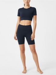 Dopasowane szorty z wysokim stanem - czarny. Czarne szorty damskie Sinsay, bez wzorów, z podwyższonym stanem. Za 25.99 zł.