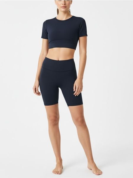 Dopasowane szorty z wysokim stanem - czarny. Czarne szorty damskie Sinsay, bez wzorów, z podwyższonym stanem. Za 25.99 zł.