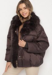 Brązowa Pikowana Kurtka Oversize z Futrzanymi Zdobieniami Saranessa. Brązowe kurtki damskie Born2be, l, z aplikacjami, z dzianiny, bez kaptura. Za 269.99 zł.