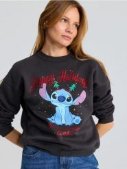 Dresowa bluza crewneck z nadrukiem świątecznym Stitch - szary. Szare bluzy z nadrukiem damskie Sinsay, l, z dresówki. Za 59.99 zł.