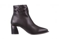 Botki Bayla-195 20K-6811 Black 195005, Czarny, Skóra naturalna - 41. Czarne botki damskie Bayla, ze skóry, klasyczne, bez obcasa, bez zapięcia. W wyprzedaży za 224.10 zł.