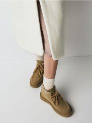 Zamszowe śniegowce ze sznurowaniem - beżowy. Brązowe śniegowce damskie Reserved, z zamszu. W wyprzedaży za 139.99 zł.