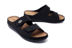 TAMARIS 27510-28 001 black, klapki damskie. Czarne klapki damskie Tamaris, bez wzorów, ze skóry, bez obcasa, na koturnie. Za 199.90 zł.