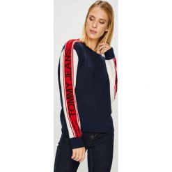 Tommy Jeans - Sweter. Niebieskie swetry klasyczne damskie Tommy Jeans, l, z dzianiny, bez kołnierzyka. W wyprzedaży za 269.90 zł.