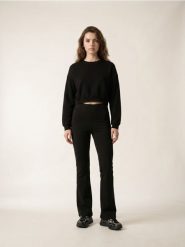 Spodnie flare z wysokim modelującym pasem - czarny. Czarne spodnie sportowe damskie Sinsay, l, na fitness i siłownię. Za 49.99 zł.