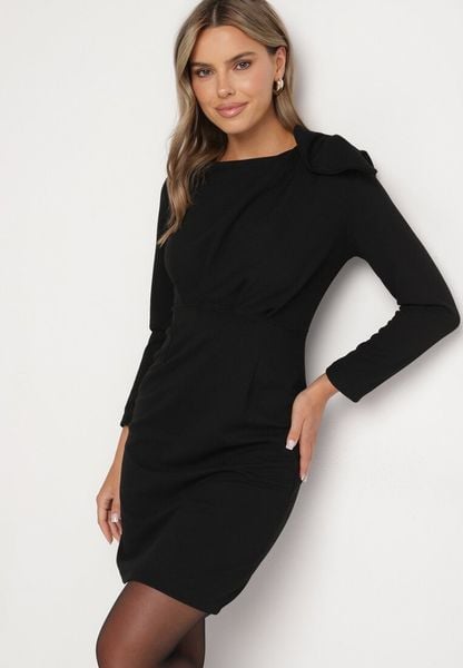 Czarna Dopasowana Sukienka Koktajlowa Ozdobiona Kokardą i Rozcięciem na Linnaea. Czarne sukienki damskie Born2be, na imprezę, l, z aplikacjami, wizytowe, bez kołnierzyka, bez ramiączek, dopasowane. Za 79.99 zł.