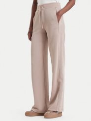 Guess Spodnie dresowe V6BB20 K6366 Beżowy ciemny Regular Fit. Brązowe spodnie dresowe damskie Guess, m, z aplikacjami, z dresówki. Za 434.99 zł.