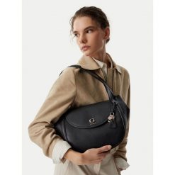 Torebka Guess. Czarne torebki klasyczne damskie Guess, z aplikacjami, bez dodatków. Za 634.99 zł.