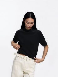 Sweter z krótkim rękawem - czarny. Czarne swetry klasyczne damskie Reserved, l, z dzianiny, bez kołnierzyka. Za 89.99 zł.