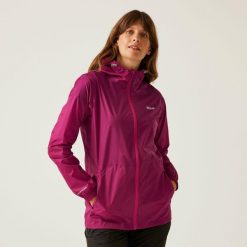 Kurtka trekkingowa damska Pack It Jacket III kieszonkowa przeciwdeszczowa. Czerwone kurtki damskie Regatta, bez wzorów, z softshellu, bez kaptura. Za 149.99 zł.