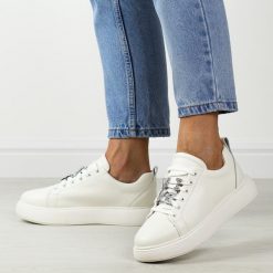 Białe skórzane półbuty damskie Vinceza 72300. Białe półbuty damskie VINCEZA, bez wzorów, z jeansu, eleganckie, z okrągłym noskiem, bez obcasa. Za 209.00 zł.