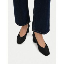 Czółenka Lasocki. Czarne czółenka damskie Lasocki, bez wzorów, bez obcasa. Za 229.99 zł.