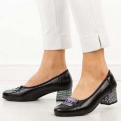 Czarne skórzane czółenka damskie Potocki 19409. Czarne czółenka damskie POTOCKI, bez wzorów, ze skóry, z okrągłym noskiem, bez obcasa, na obcasie. W wyprzedaży za 192.72 zł.