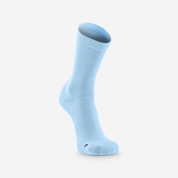 Skarpetki rowerowe Van Rysel 900. Niebieskie skarpetki damskie VAN RYSEL, bez wzorów, z elastanu. Za 39.99 zł.