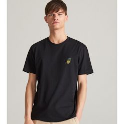 T-shirt z minimalistycznym haftem - Czarny. Czarne t-shirty damskie Reserved, l, bez wzorów, bez kołnierzyka. Za 29.99 zł.