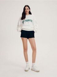 Szorty z dresowej dzianiny - czarny. Czarne szorty damskie Reserved, bez wzorów, z bawełny. W wyprzedaży za 22.99 zł.