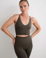 Damski biustonosz sportowy bezszwowy, wyjmowane wkładki Shape ciemnozielony. Zielone biustonosze sportowe damskie Aim'n, bez wzorów, z elastanu. Za 217.00 zł.