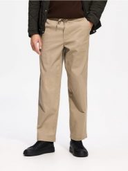 Spodnie wide leg - beżowy. Brązowe spodnie materiałowe męskie Reserved, bez wzorów, z dzianiny. Za 139.99 zł.