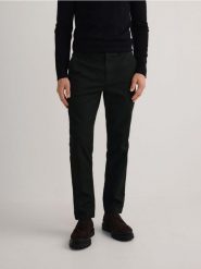 Bawełniane spodnie chino slim - zielony. Zielone spodnie materiałowe męskie Reserved, bez wzorów, z bawełny. W wyprzedaży za 69.99 zł.