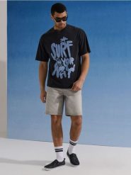 Tenisówki typu slip-on z motywem palm - czarny. Czarne trampki i tenisówki męskie Sinsay, bez wzorów, bez zapięcia. Za 29.99 zł.
