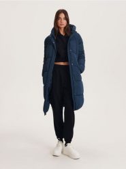 Ocieplany płaszcz - granatowy. Niebieskie płaszcze damskie Reserved, l, bez wzorów, z tkaniny. W wyprzedaży za 99.99 zł.