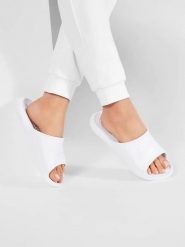 Klapki damskie Nike Victori One Shwer. Białe klapki damskie Nike, bez wzorów, z materiału, bez obcasa. Za 262.00 zł.
