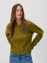 Sweter z kołnierzykiem - oliwkowy. Zielone swetry klasyczne damskie Reserved, l, z dzianiny, bez kołnierzyka. Za 129.99 zł.