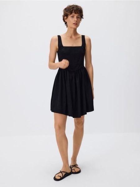 Sukienka mini z wiskozą - czarny. Czarne sukienki damskie Reserved, l, bez wzorów, z bawełny, bez kołnierzyka, bez ramiączek, mini, rozkloszowane. W wyprzedaży za 49.99 zł.