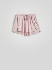 Gładkie szorty z modalem - pastelowy róż. Czerwone szorty damskie Reserved, bez wzorów, z tkaniny. W wyprzedaży za 39.99 zł.