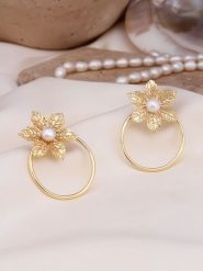 Pierres delicates Pozłacane kolczyki-wkrętki z perłami rozmiar: onesize. Białe kolczyki damskie Pierres delicates, z perłą, pozłacane. Za 43.99 zł.