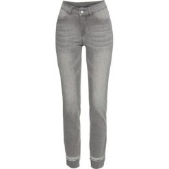 Dżinsy ze stretchem 7/8 z ćwiekami bonprix jasnoszary "used". Szare jeansy damskie bonprix. Za 99.99 zł.