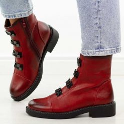 Czerwone płaskie botki damskie M.Daszyński Sa252-16. Czerwone botki damskie M.Daszyński, na jesień, ze skóry, biznesowe, bez obcasa, na obcasie, bez zapięcia. W wyprzedaży za 217.55 zł.