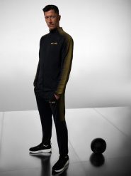 4F Spodnie treningowe szybkoschnące męskie 4F x Robert Lewandowski - czarne XXL. Czarne spodnie dresowe męskie 4f, bez wzorów, z dresówki. Za 229.99 zł.