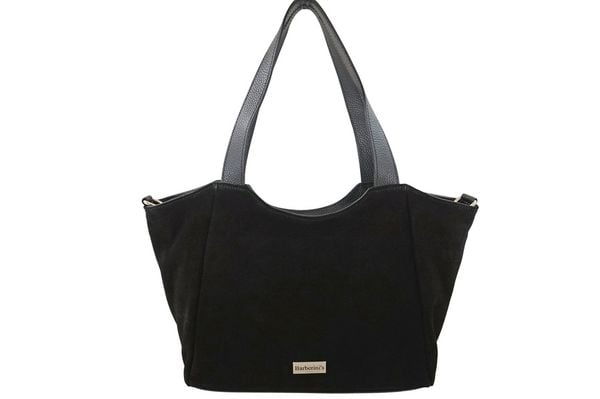 Torebka damska zamszowa typu worek - Czarna. Czarne torebki klasyczne damskie Barberinis, bez wzorów, z jeansu, duże, pikowane, bez dodatków. Za 306.99 zł.