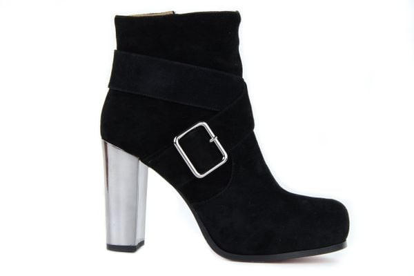 Botki Sca'viola 3W542 Suede Black, Czarny, Skóra naturalna - 40. Czarne botki damskie Sca'viola, na jesień, z materiału, klasyczne, bez obcasa, na obcasie, bez zapięcia. W wyprzedaży za 134.10 zł.