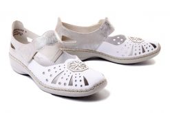 RIEKER 41368-80 white, sandały damskie. Białe sandały damskie Rieker, w ażurowe wzory, bez obcasa, na koturnie. Za 173.94 zł.