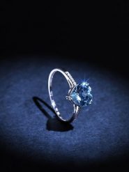 DIAMANTA Złoty pierścionek "Nimué" z diamentami i topazem rozmiar: 56. Szare pierścionki damskie DIAMANTA, z diamentem, złote. Za 1,266.45 zł.